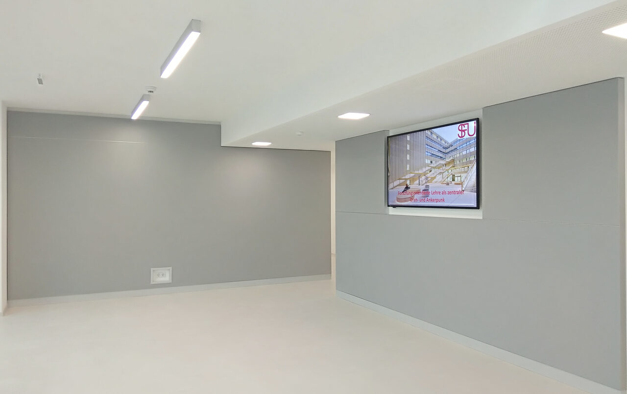 mit fugenlosen Wandverkleidungen, Sockelleisten und Ausnehmungen für TV Geräte und Steckdosen