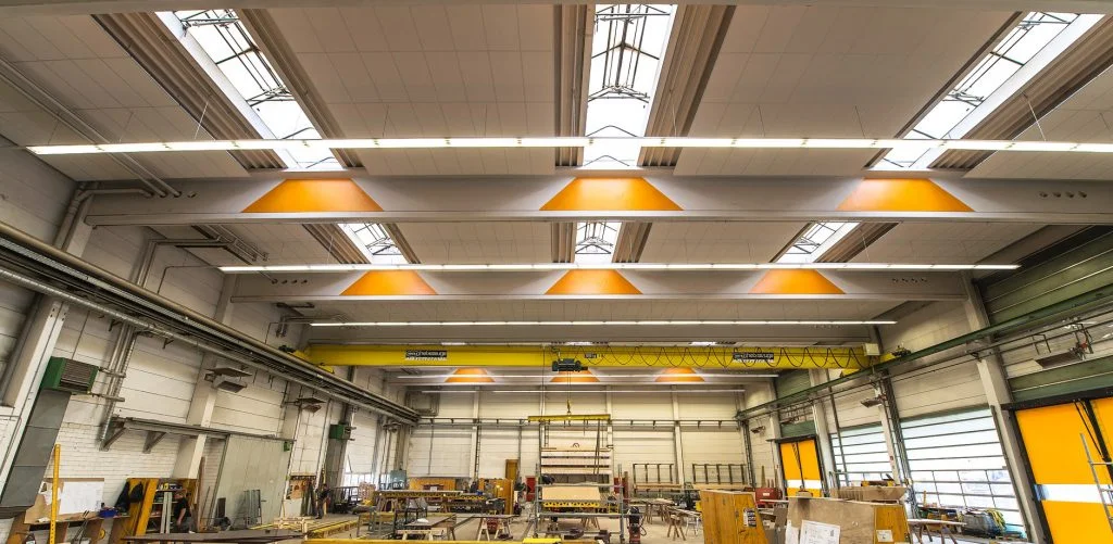 Akustik Rasterdecken in Industriehalle von Ziegler Schallschutz