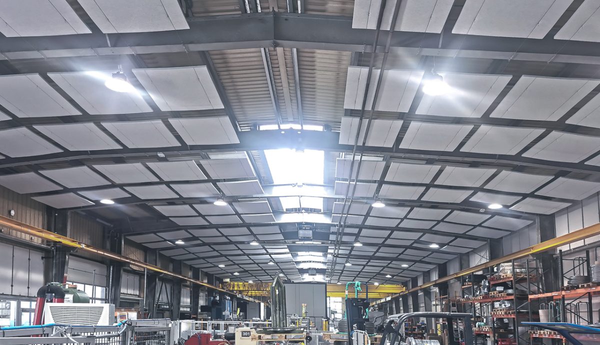 foto von Industrie Deckensegel von Ziegler Schallschutz in einer Industriehalle