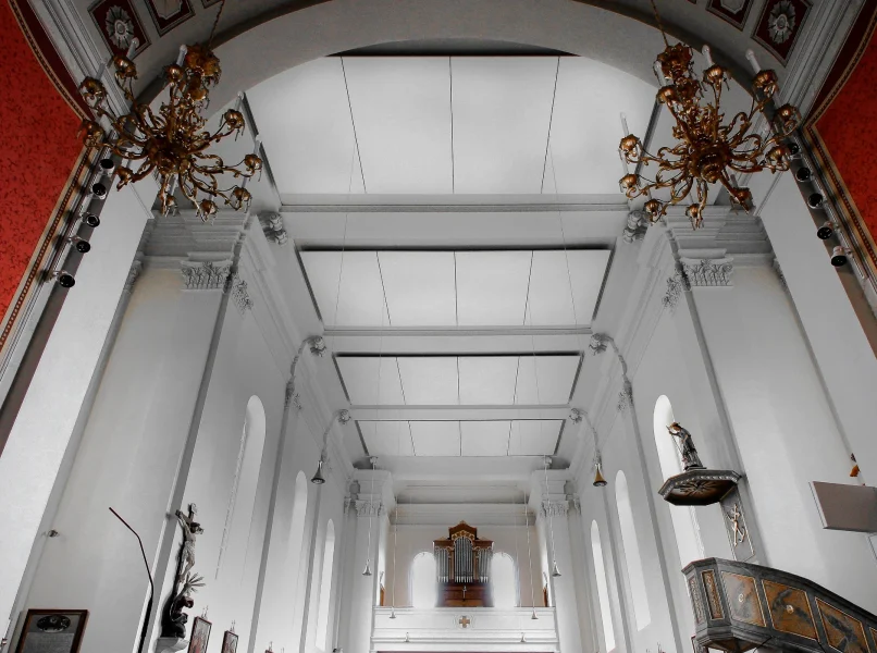 Aksutikdeckensegel von Ziegler Schallschutz in der Kirche in Kaltenberg