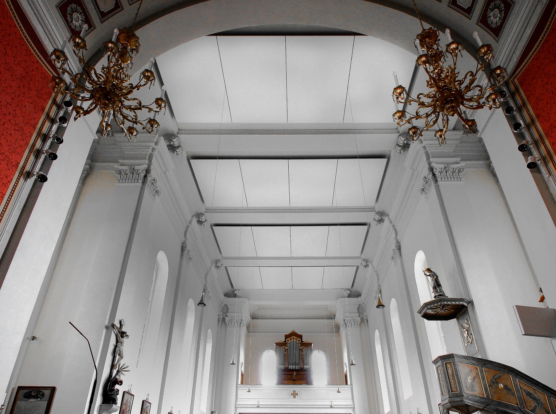 Aksutikdeckensegel von Ziegler Schallschutz in der Kirche in Kaltenberg