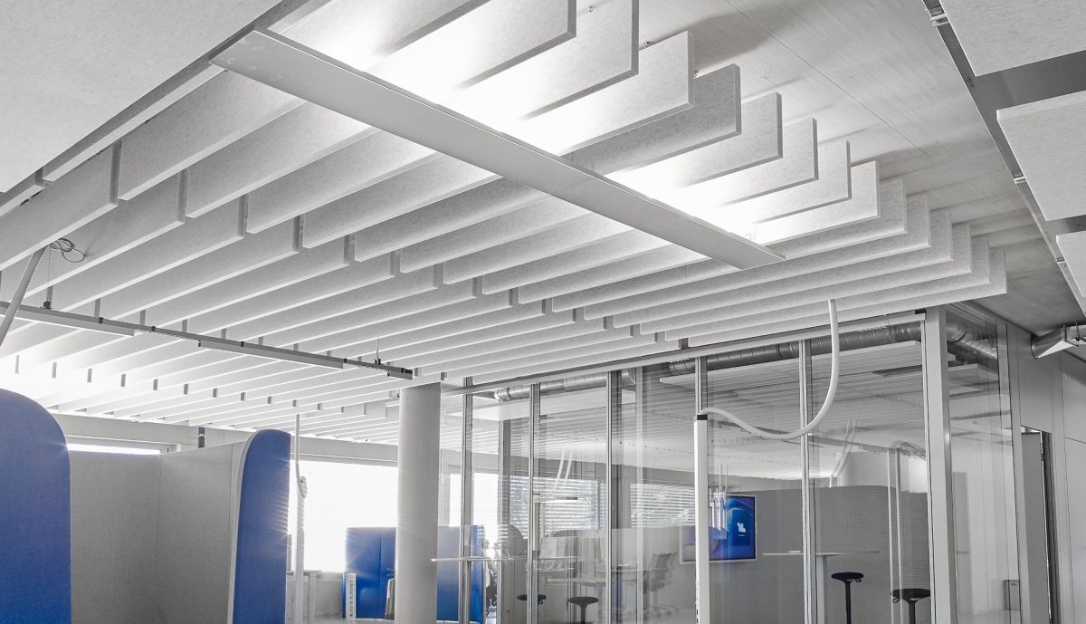 Cool Line Baffeln in einem Büro mit thermoaktiven Decken - Ziegler Schallschutz