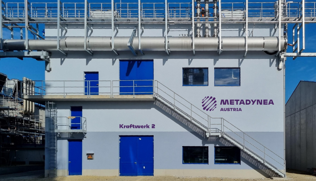 In einem Aggregateraum mit einem Volumen von ca. 2000m³ bei Metadynea Austria GmbH in Krems (Niederösterreich) wurden erfolgreiche Akustikmaßnahmen geplant und umgesetzt, um die Lärmbelastung zu reduzieren.