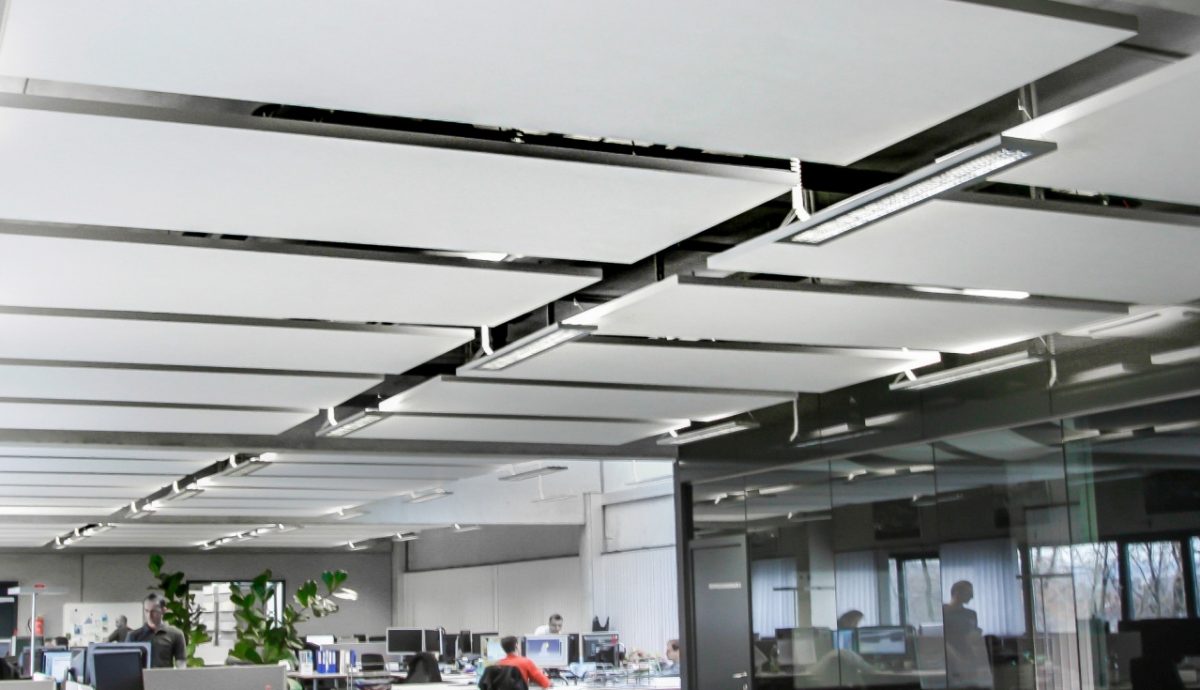 Deckensegel von Ziegler Schallschutz für bessere Akustik in den Büroräumen der Firma Carbotech